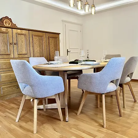 Pauline Apartment *